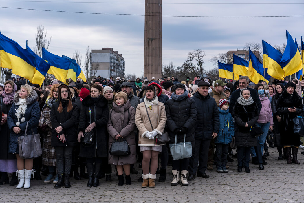 Солдати, священики, політики та підлітки святкують День Соборності в Україні.